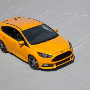 2015-Ford-Focus-ST-front-three-quarter-02.jpg