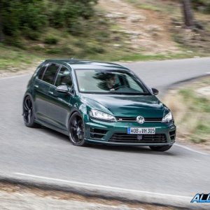 2016-Volkswagen-Golf-R-202-876x535.jpg