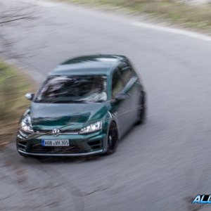 2016-Volkswagen-Golf-R-206-876x535.jpg